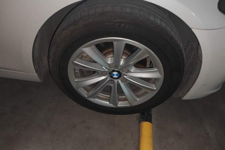 Used BMW 5 Series 2014 520Li Elegant Model Right Front Wheel Hub