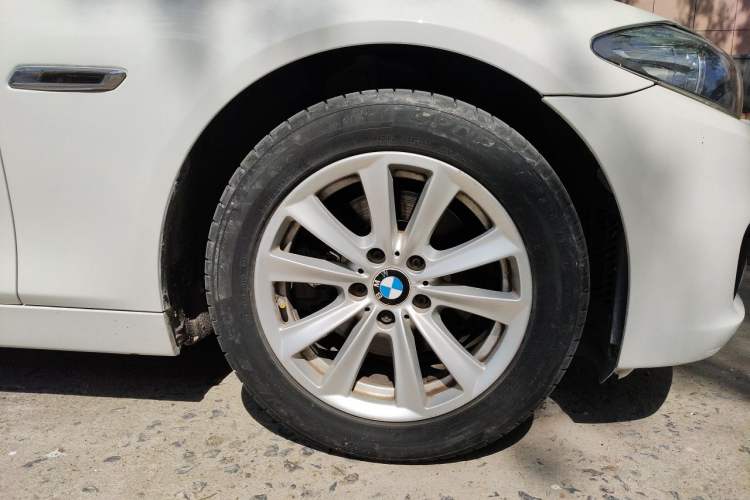 Used BMW 5 Series 2014 520Li Elegant Model Right Front Wheel Hub
