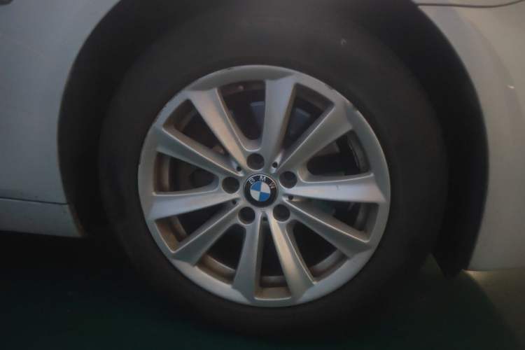 Used BMW 5 Series 2014 520Li Elegant Model Right Front Wheel Hub
