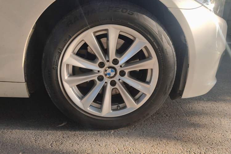 Used BMW 5 Series 2014 520Li Elegant Model Right Front Wheel Hub