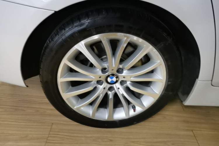 Used BMW 5 Series 2014 525Li Luxury Design Package Right Rear Wheel Hub