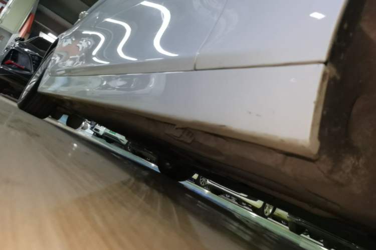 Used BMW 5 Series 2014 525Li Luxury Design Package Right Side Sill