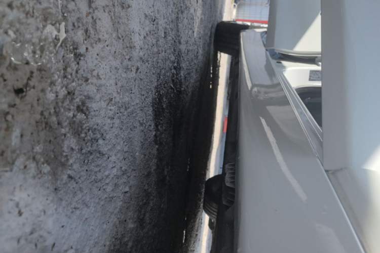 Used BMW 5 Series 2014 525Li Luxury Design Package Right Side Sill