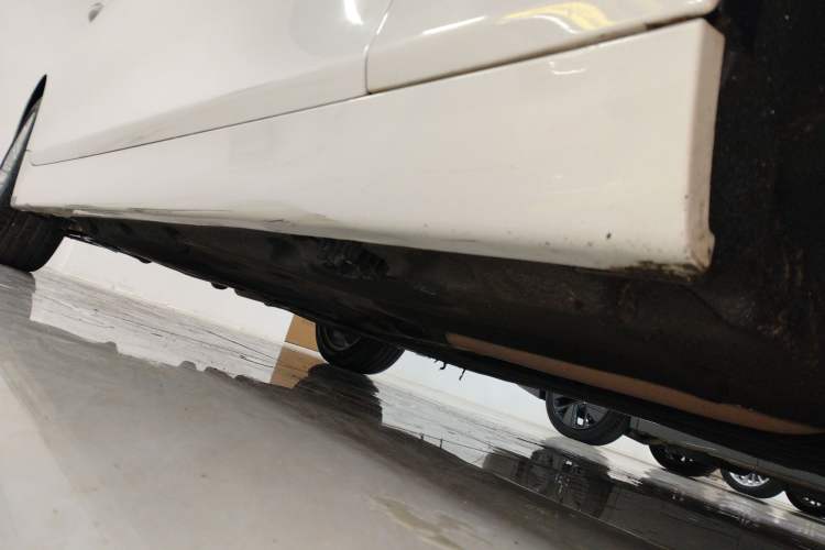Used BMW 5 Series 2014 525Li Luxury Design Package Right Side Sill