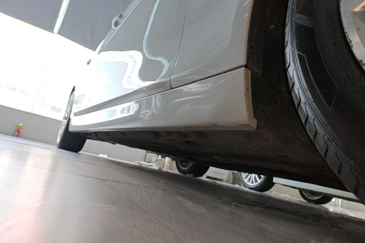 Used BMW 5 Series 2014 525Li Luxury Design Package Right Side Sill