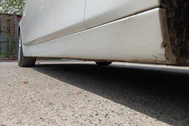 Used BMW 5 Series 2014 525Li Luxury Design Package Right Side Sill
