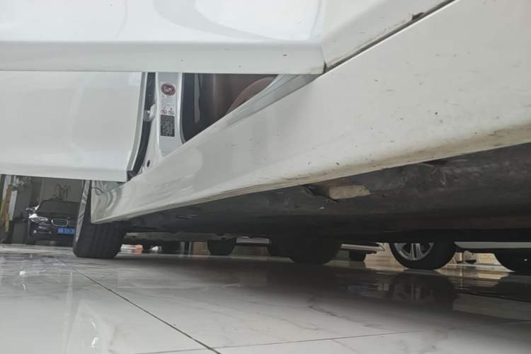 Used BMW 5 Series 2014 525Li Leading Model Right Side Sill