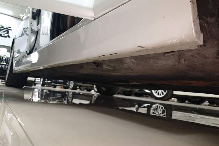 Used BMW 5 Series 2014 525Li Luxury Design Package Right Side Sill