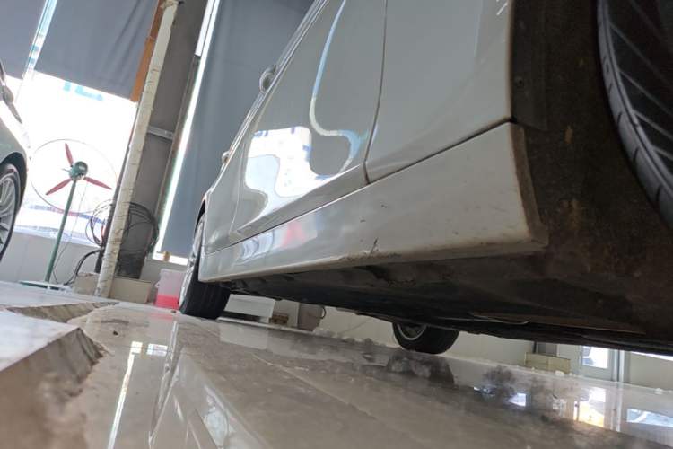 Used BMW 5 Series 2014 525Li Luxury Design Package Right Side Sill