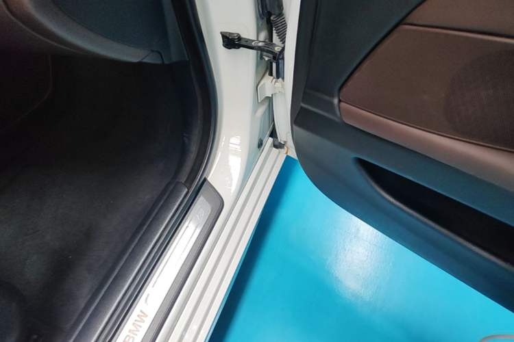 Used BMW 5 Series 2014 525Li Luxury Design Package Right Side Sill