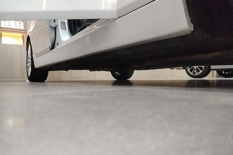 Used BMW 5 Series 2014 525Li Luxury Design Package Right Side Sill