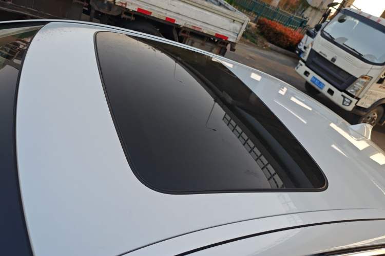 Used BMW 5 Series 2014 525Li Leading Model Roof