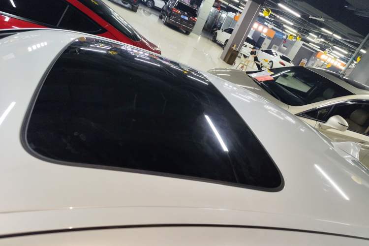 Used BMW 5 Series 2014 528Li Leading Model Roof