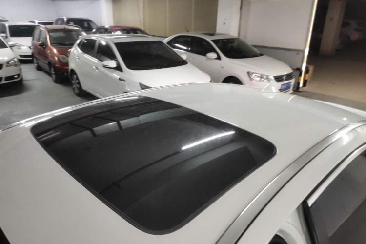 Used BMW 5 Series 2014 535Li Leading Model Roof