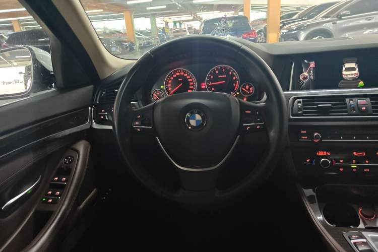 Used BMW 5 Series 2014 525Li Luxury Design Package Steering Wheel