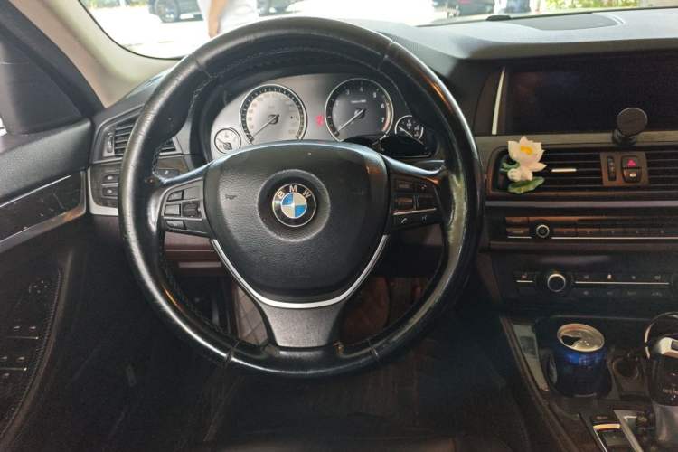 Used BMW 5 Series 2014 525Li Luxury Design Package Steering Wheel