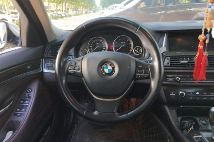 Used BMW 5 Series 2014 525Li Luxury Design Package Steering Wheel