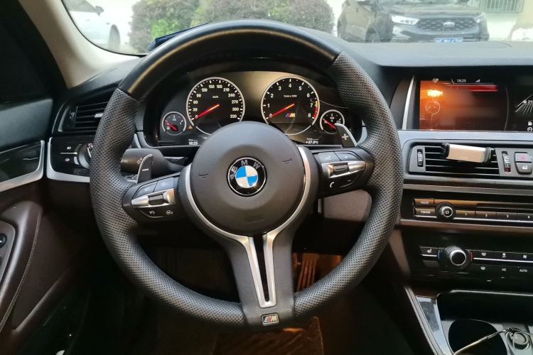 Used BMW 5 Series 2014 525Li Luxury Design Package Steering Wheel