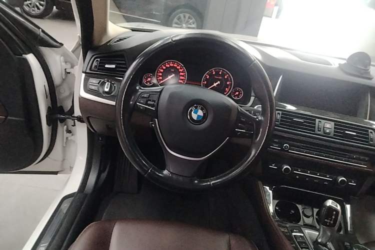 Used BMW 5 Series 2014 525Li Luxury Design Package Steering Wheel