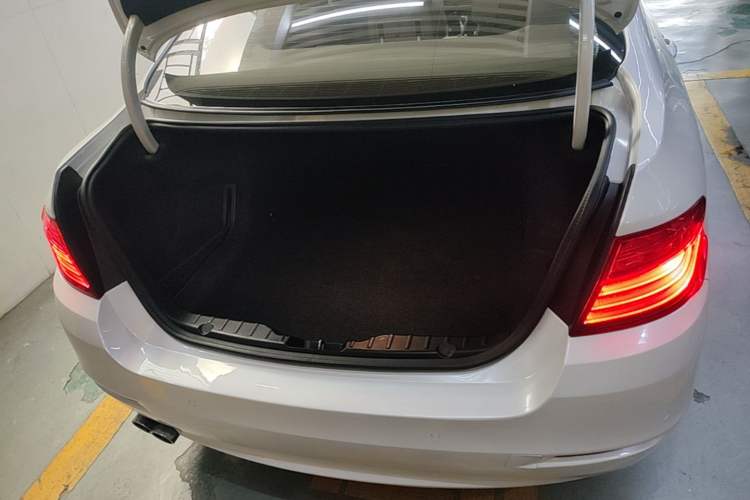 Used BMW 5 Series 2014 525Li Leading Model Trunk