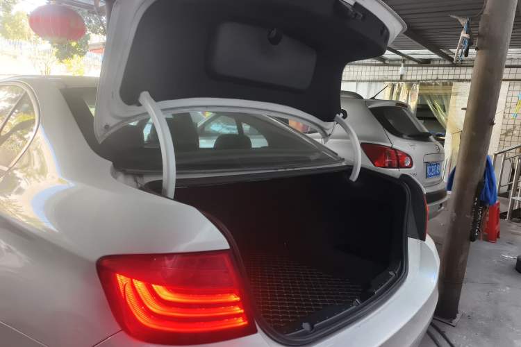 Used BMW 5 Series 2014 520i Elegant Edition Trunk
