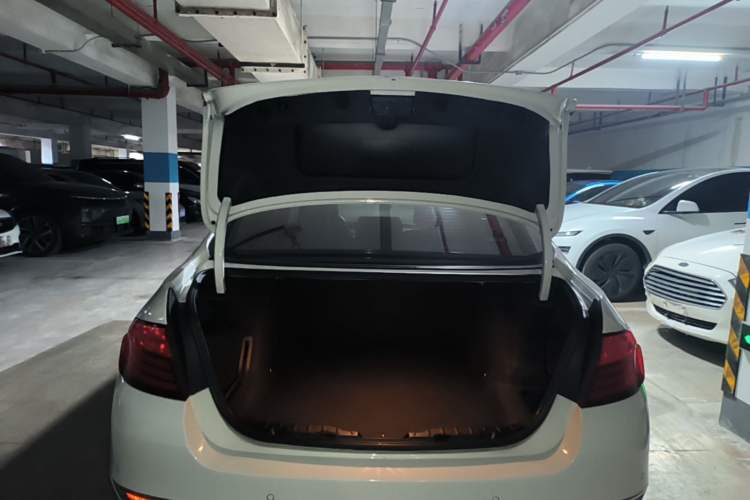 Used BMW 5 Series 2014 525Li Luxury Design Package Trunk