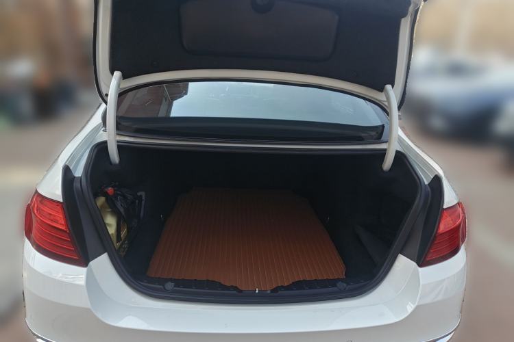 Used BMW 5 Series 2014 520Li Elegant Model Trunk