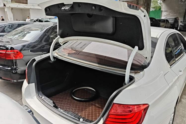 Used BMW 5 Series 2014 525Li Leading Model Trunk