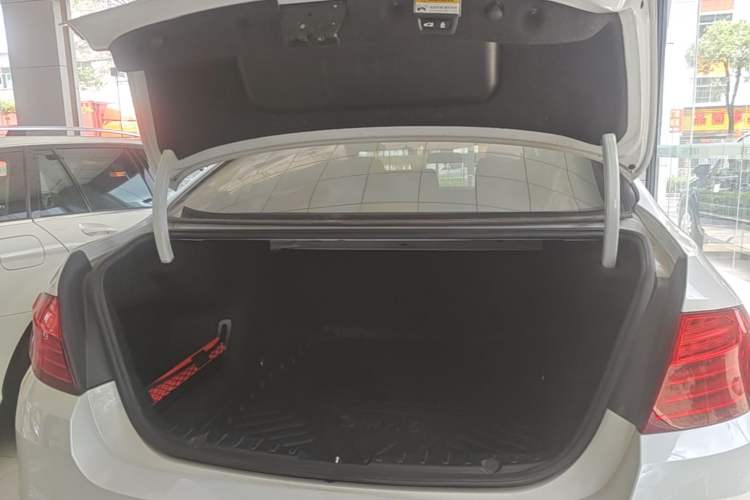 Used BMW 5 Series 2014 525Li Leading Model Trunk