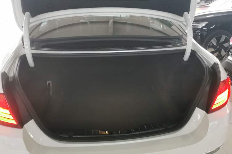 Used BMW 5 Series 2014 525Li Luxury Design Package Trunk