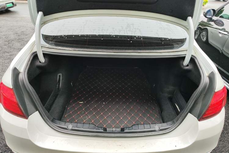 Used BMW 5 Series 2014 525Li Leading Model Trunk