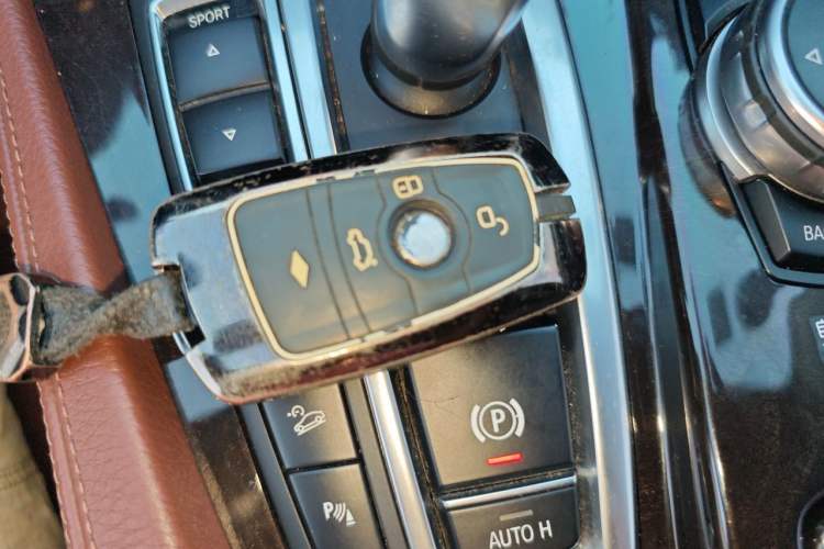 Used BMW 5 Series 2014 528Li xDrive Premium Edition Vehicle Key