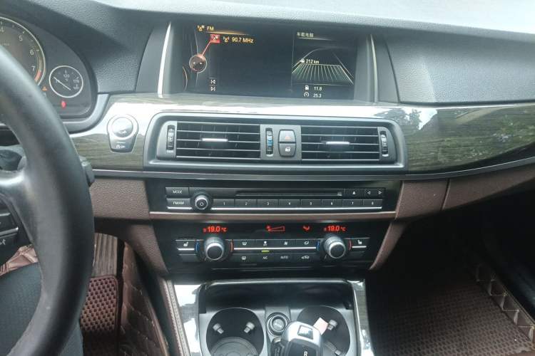 Used BMW 5 Series 2014 525Li Luxury Design Package Audio And AC Panel