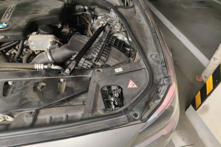 Used BMW 5 Series 2014 525Li Leading Model Engine Bay Left