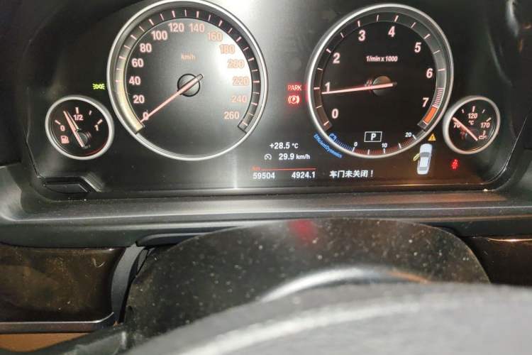 Used BMW 5 Series 2014 525Li Leading Model Odometer Close Up