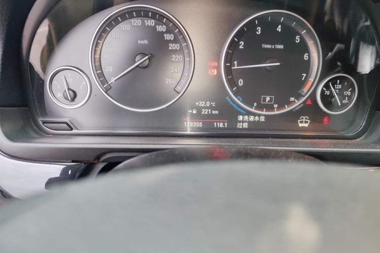 Used BMW 5 Series 2014 520Li Elegant Model Odometer Close Up