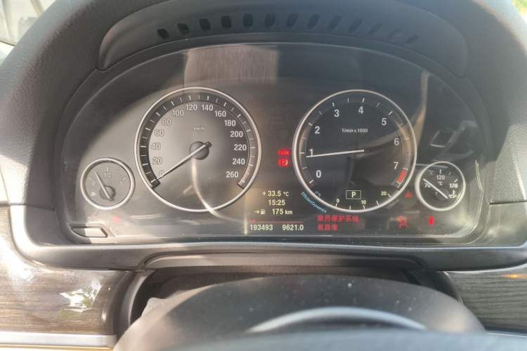 Used BMW 5 Series 2014 525Li Luxury Design Package Odometer Close Up