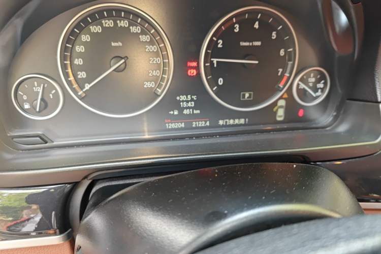 Used BMW 5 Series 2014 520Li Elegant Model Odometer Close Up