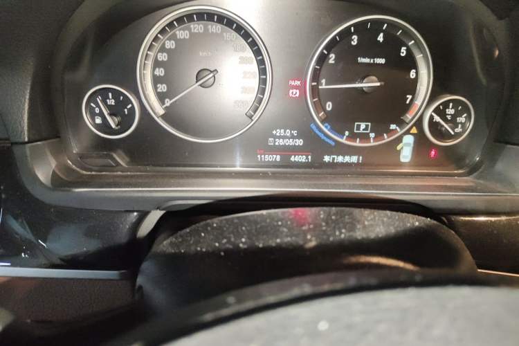 Used BMW 5 Series 2014 520Li Elegant Model Odometer Close Up