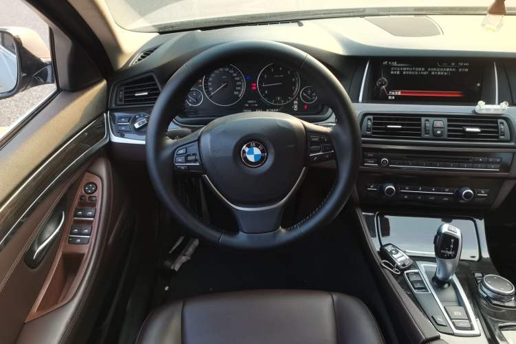 Used BMW 5 Series 2014 525Li Luxury Design Package Steering Wheel