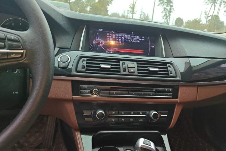 Used BMW 5 Series 2015 520i Elegant Edition Audio And AC Panel
