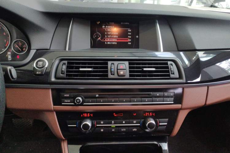 Used BMW 5 Series 2015 520i Elegant Edition Audio And AC Panel
