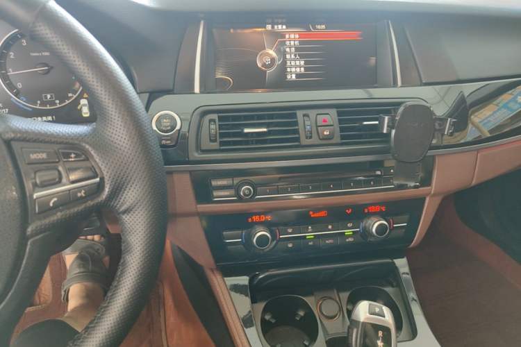 Used BMW 5 Series 2015 520i Elegant Edition Audio And AC Panel