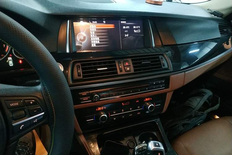 Used BMW 5 Series 2015 520i Elegant Edition Audio And AC Panel