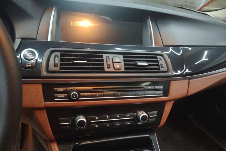 Used BMW 5 Series 2015 520i Elegant Edition Audio And AC Panel