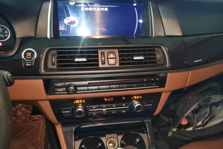 Used BMW 5 Series 2015 520i Elegant Edition Audio And AC Panel