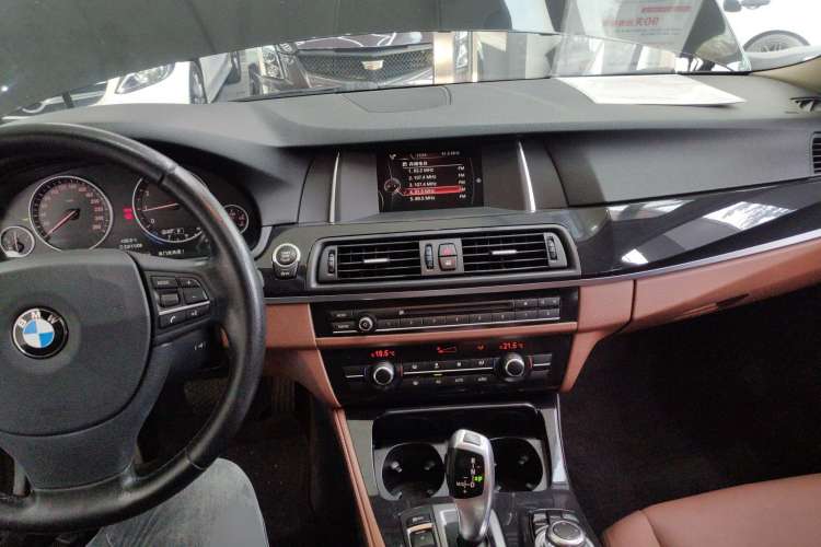 Used BMW 5 Series 2015 520i Elegant Edition Center Console