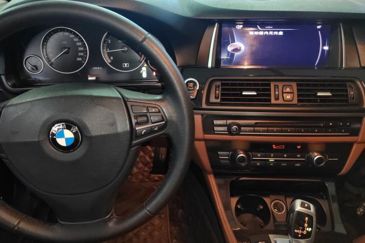 Used BMW 5 Series 2015 520i Elegant Edition Center Console