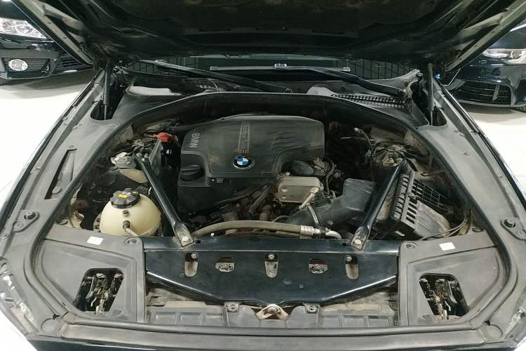 Used BMW 5 Series 2015 520i Elegant Edition Engine Bay
