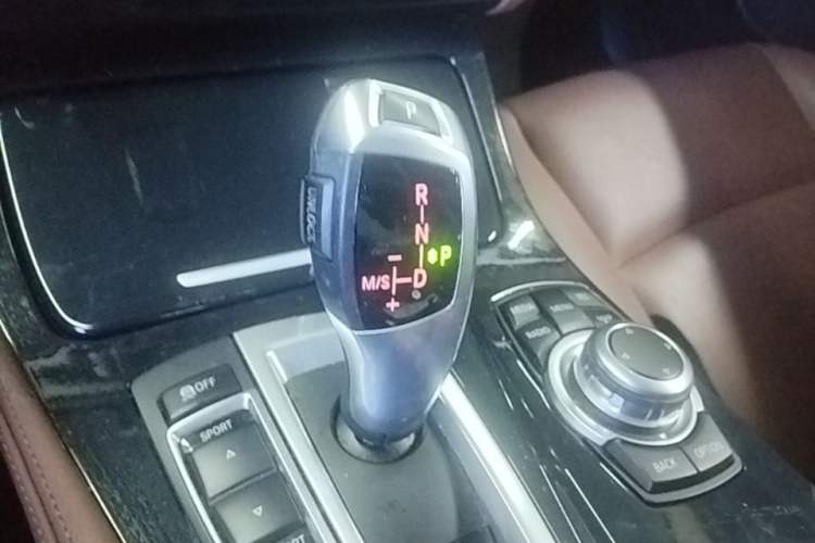 Used BMW 5 Series 2015 520i Elegant Edition Gear Lever